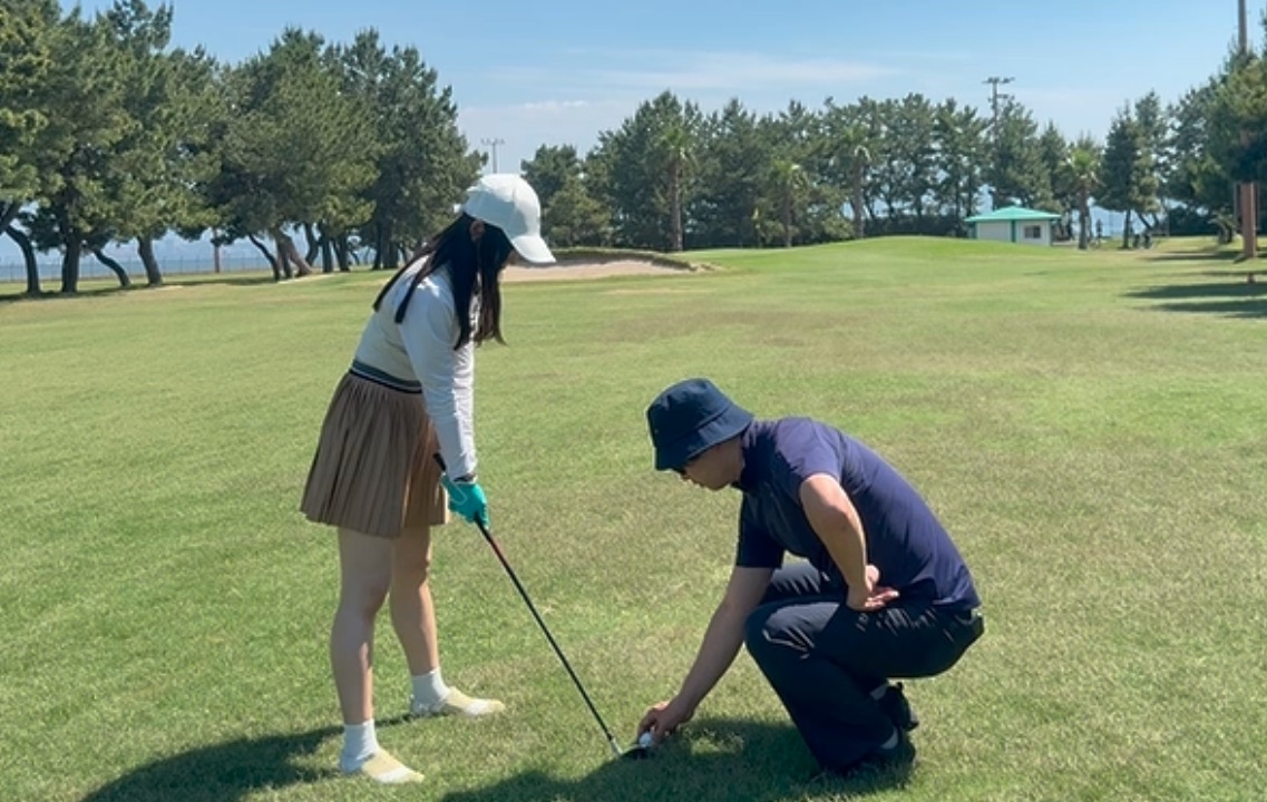 ボール位置を丁寧に指導するレッスン